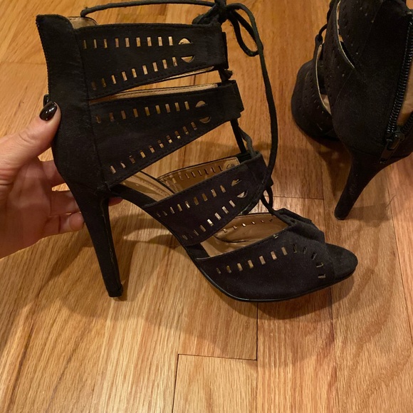 Amazon Heels - Picture 3 of 3